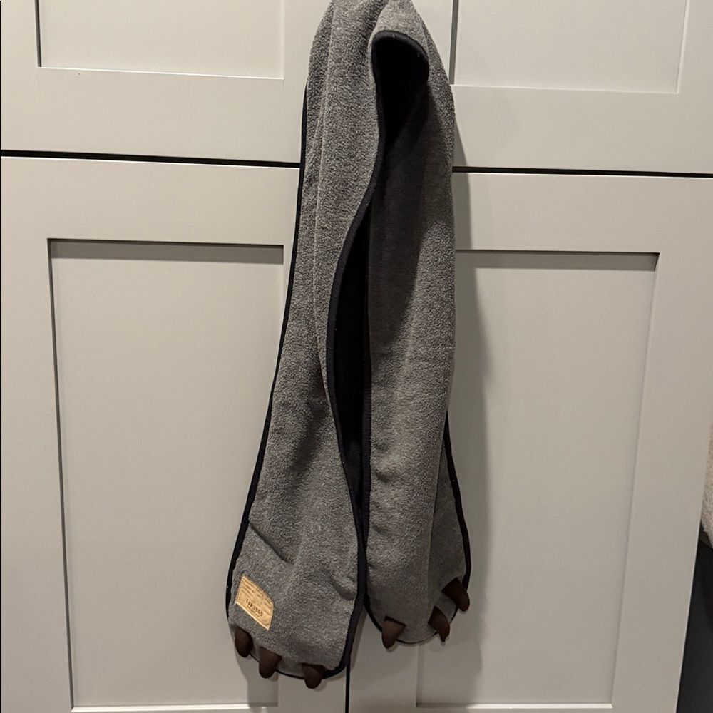 Gray and black kids Gap scarf 🧣